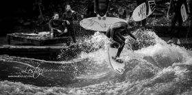Eisbach 03a bw.jpg